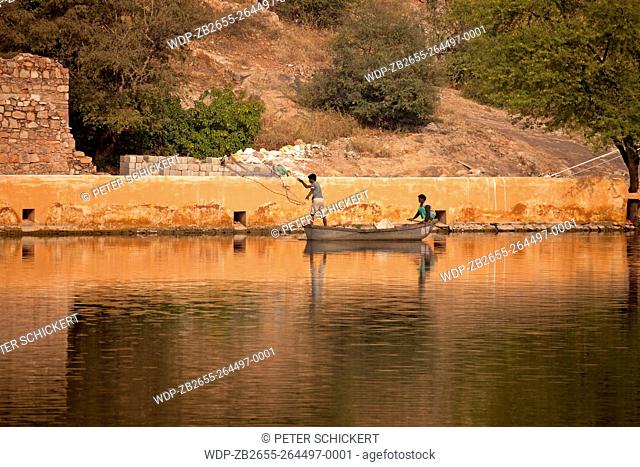 Fischer auf dem Maota See bei Amber, Jaipur, Rajasthan, Indien, Asien | fisherman on Maota Lake, Amer, Jaipur, Rajasthan, India, Asia