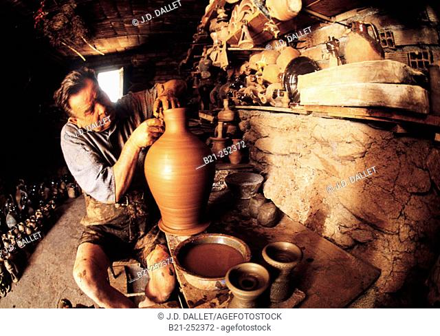 Mr. Orellano, potter at work. Órgiva, Alpujarras Mountains area. Granada province. Spain