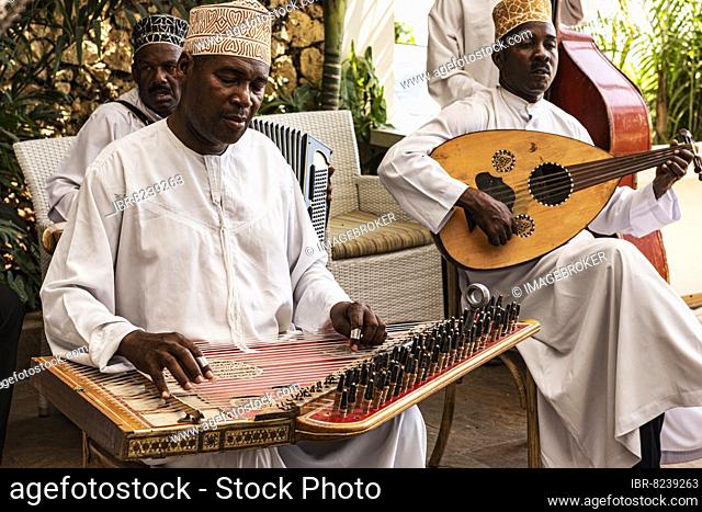 Laute Oud, der Zither Khanun, dem Bass Sanduku, Musiker, traditionelle Taraab Musik im 6 Dregree South Restaurant, Stone Town, UNESCO Weltkulturerbe, Unguja