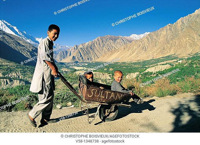 Pakistan, Hunza valley, Melishkar, Children at play
