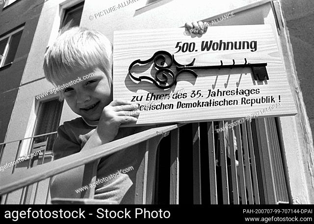 FILED - 15 September 1984, Saxony, Eilenburg: Symbolic handover of keys. In honour of the 35th anniversary of the GDR, the 500th newly built apartment is handed...