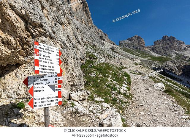 Europe, Italy, Trentino Alto Adige. Signposting CAI / SAT along the trial n. 584 from the Vajolet Val, Dolomites