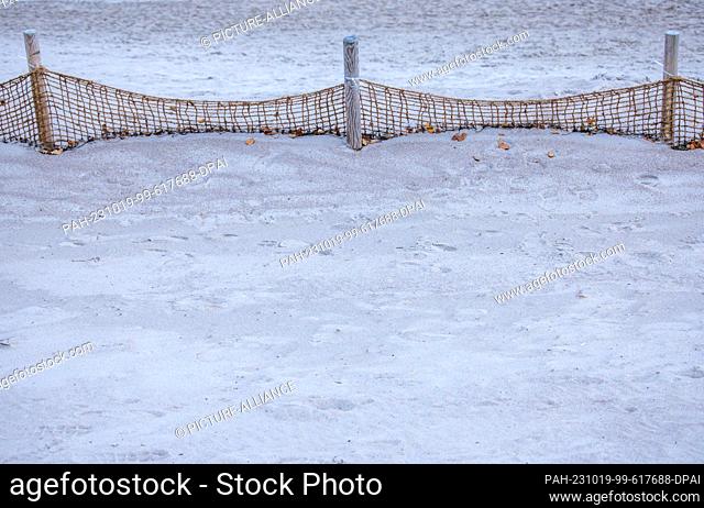 PRODUCTION - 18 October 2023, Mecklenburg-Western Pomerania, Rostock: Coconut fences as sand traps stand on the beach in Warnemünde and are intended to prevent...