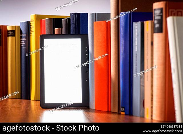 E-Book zwischen einer Reihe gedruckter Bücher