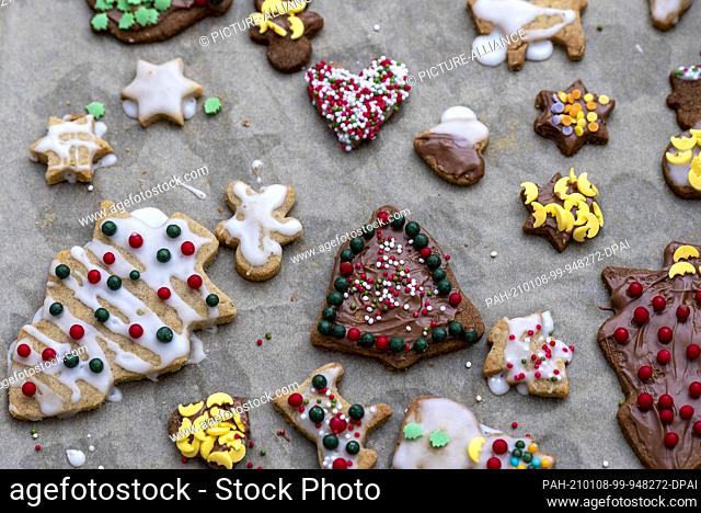 10 December 2020, Saxony-Anhalt, Magdeburg: Homemade Christmas cookies. Photo: Stephan Schulz/dpa-Zentralbild/ZB. - Magdeburg/Saxony-Anhalt/Germany