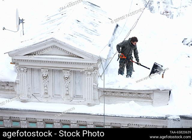 RUSSIA, MOSCOW - DECEMBER 16, 2023: Clearing snow off a roof in central Moscow. Sergei Fadeichev/TASS