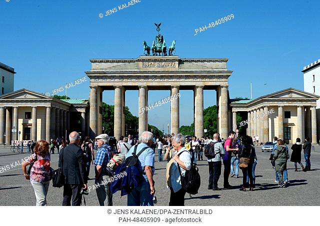 Tourists migle on the Paris Platz in front of the Brandenburg Gate in Berlin, Germany, 28 April 2014. Photo: Jens Kalaene | usage worldwide