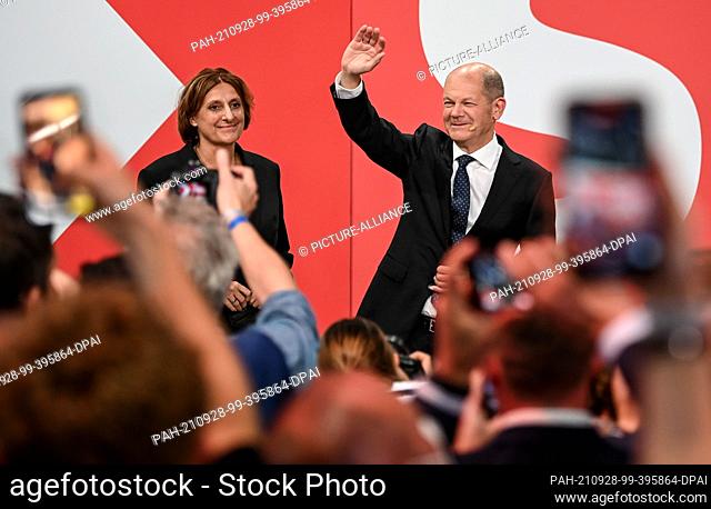 26 September 2021, Berlin: Olaf Scholz, Finance Minister and SPD candidate for Chancellor, waves next to his wife Britta Ernst during the election party at...