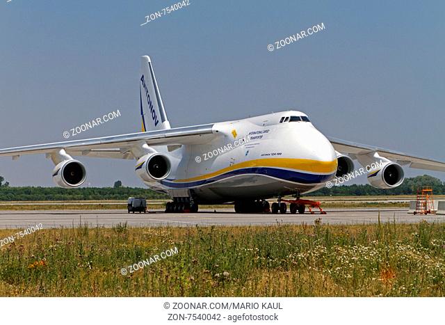 Ein Frachtflugzeug vom Typ Antonov AN 124 - 100 der ukrainischen Fluggesellschaft Antonov Airlines ( Antonov Design Bureau ) steht am 05.07