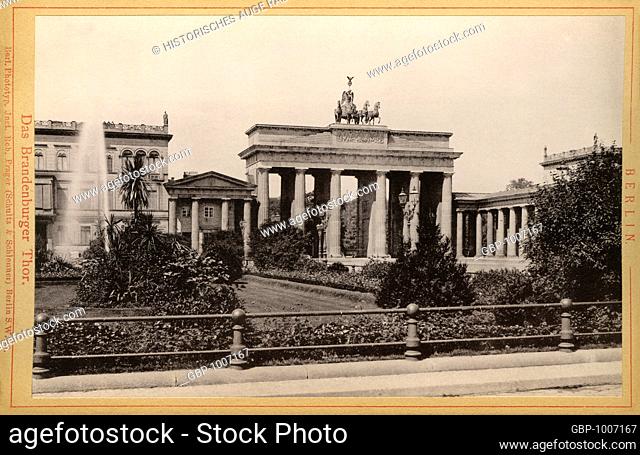 Europa, Deutschland, Berlin, Unter den Linden, das Brandenburger Tor, Motiv aus dem Leporello "" Berlin "" , wahrscheinlich um 1895, Herausgeber : Berl