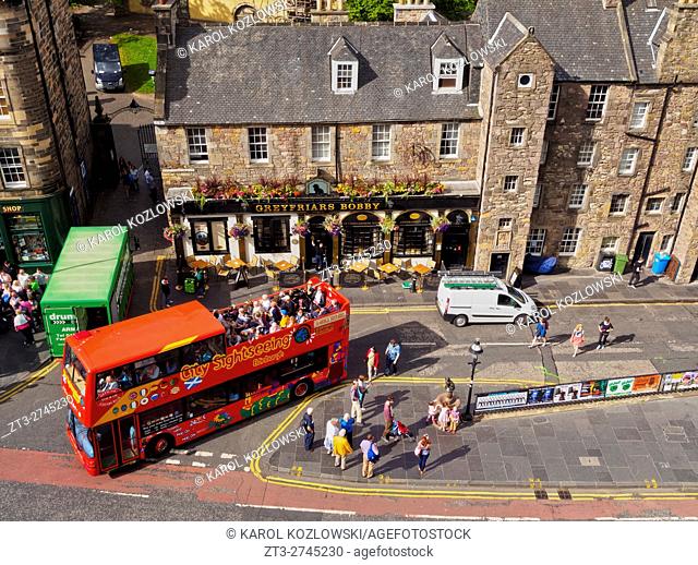 UK, Scotland, Lothian, Edinburgh, Elevated view of the Greyfriars Bobby's Bar and the sculpture of Bobby and the Edinburgh Sightseeing Bus.