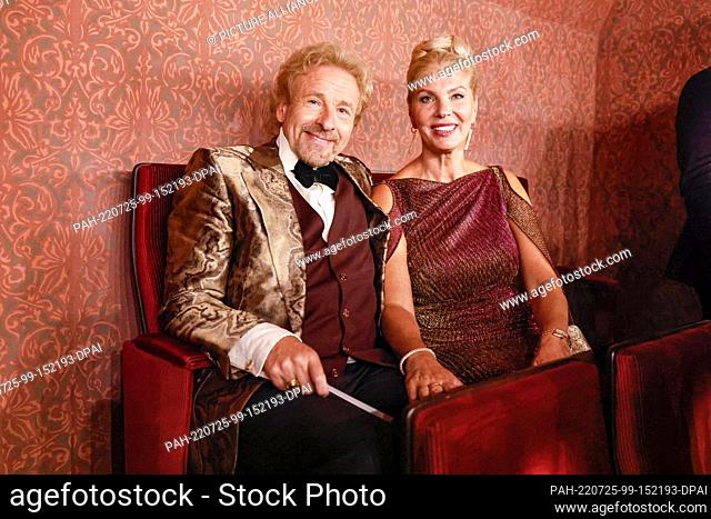 25 July 2022, Bavaria, Bayreuth: Thomas Gottschalk and Karina Mroß sit at the opening of the Bayreuth Richard Wagner Festival in the Festspielhaus on the Grüner...