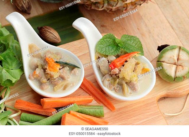 Spicy simmer pineapple with pork and vegetables