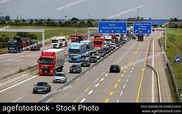 08 June 2020, Saxony-Anhalt, Hohe Börde: Vehicles in the direction of Hanover are guided over the oncoming lane on the Autobahn 2 near Magdeburg during road...