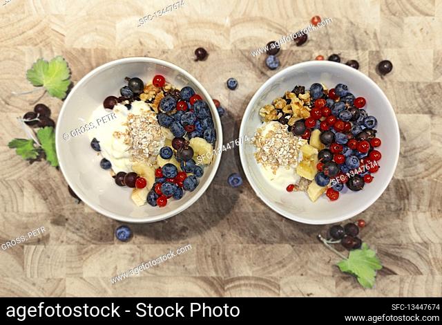Muesli with yogurt and fresh berries