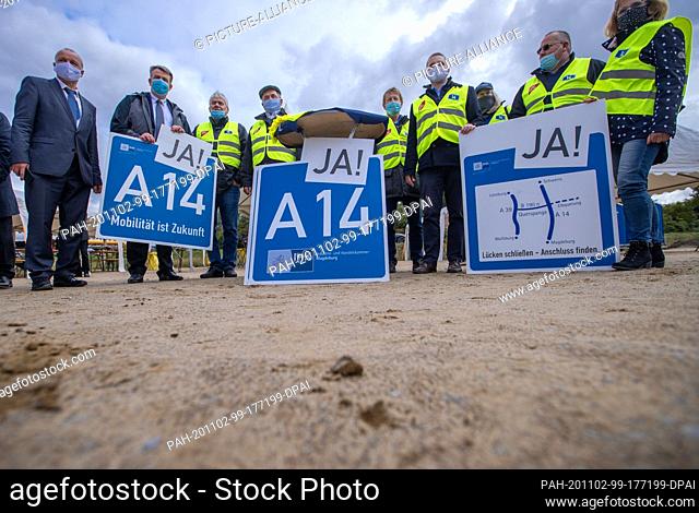 16 October 2020, Brandenburg, Wittenberge: Advocates of motorway construction at the ground-breaking ceremony for the start of construction of the new Elbe...