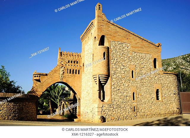 La casa del guardián entrada principal, parte exterior de Celler Güell Bodegas Güell, Antoni Gaudí i Cornet y Francesc Berenguer Mestres, año 1895, siglo XIX