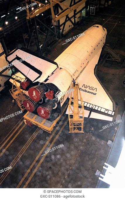 12/12/1997 --- The orbiter Endeavour awaits further processing in the transfer aisle of the Vehicle Assembly Building VAB