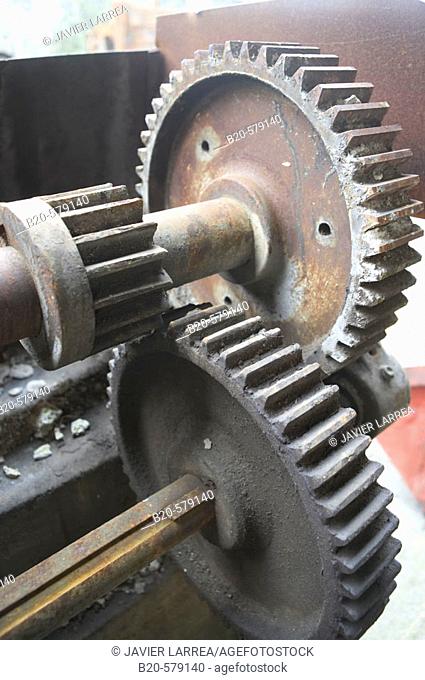 Gears of wrought iron press. Futuro Museo del Hierro Vasco,  Fundación Lenbur, Legazpi, Gipuzkoa, Euskadi. Spain