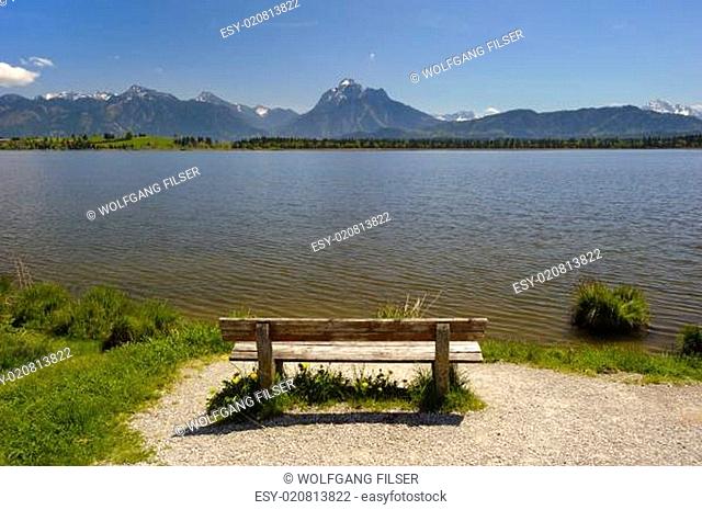 Panorama Landschaft in Bayern mit Hopfensee und Berge