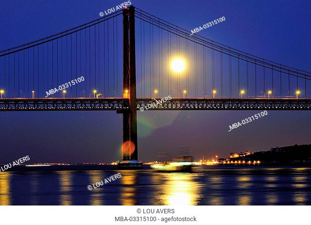 Portugal, Lisbon, rising full moon in the Ponte 25 de Abril in Belém