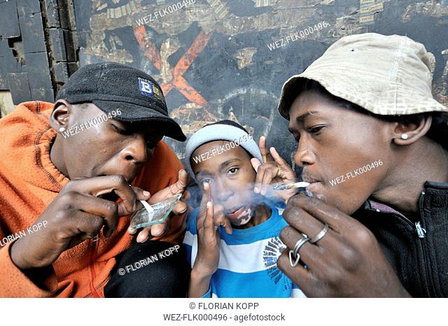 South Africa, Johannesburg, Hillbrow, street kids consuming drugs