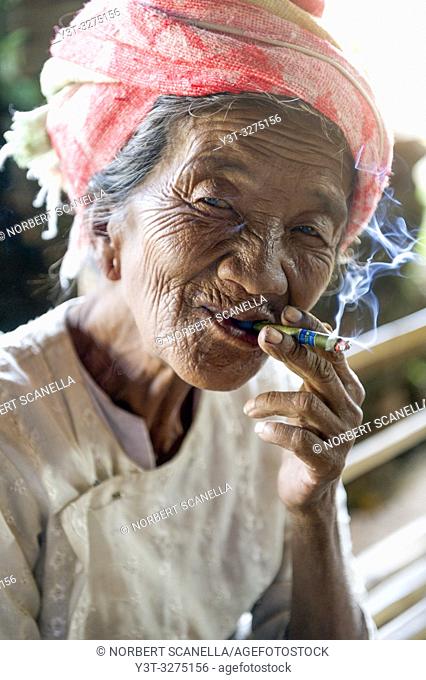 Myanmar (ex Birmanie). Inle lake. Old woman smoking the cheroot the Burmese cigar