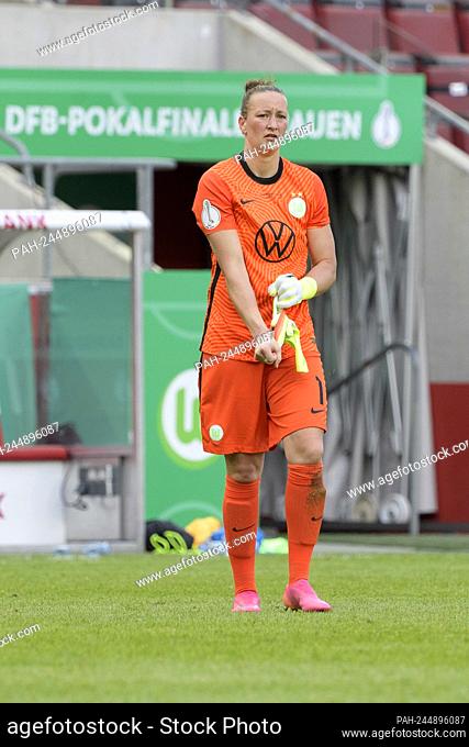 goalwart / goalhueterin (goalhÃ-ter) Almuth SCHULT (WOB) removes your goalwart gloves after your red card, expulsion; smooth red; DFB Cup final women 2021 /...