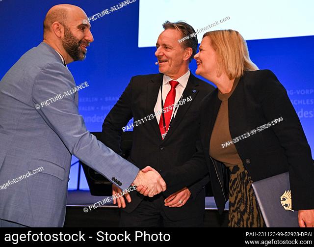 23 November 2023, Hesse, Wiesbaden: Nancy Faeser (SPD, r), Federal Minister of the Interior, and Holger Münch (M), President of the Federal Criminal Police...