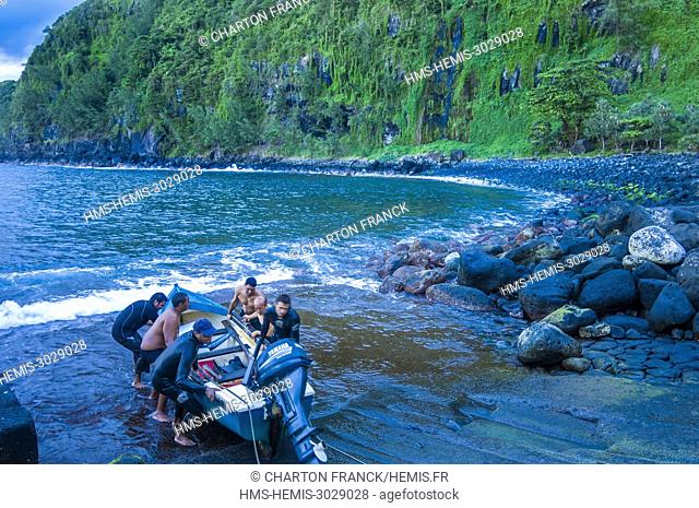 France, La Reunion island, listed as World Heritage by UNESCO, Anse des cascades, fishermen back from the ocean