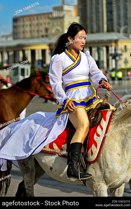 Junges Mädchen als Reiterin am Festival der mongolischen Nationaltracht, Ulanbator, Mongolei / Young girl riding on a horse at the Mongolian National Costume...