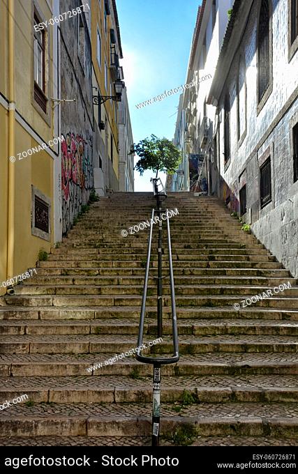 Stadtansichten aus Lissabon in Prtugal. Die Stadt ist auf mehreren Hügeln gelegen und viele Bereiche können über entsprechende Treppen aus der Altstadt heraus...