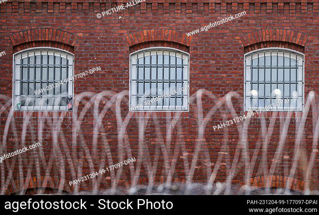 04 December 2023, Saxony, Waldheim: View of barred windows at Waldheim Prison. Prisoners are regularly released early in the weeks leading up to Christmas