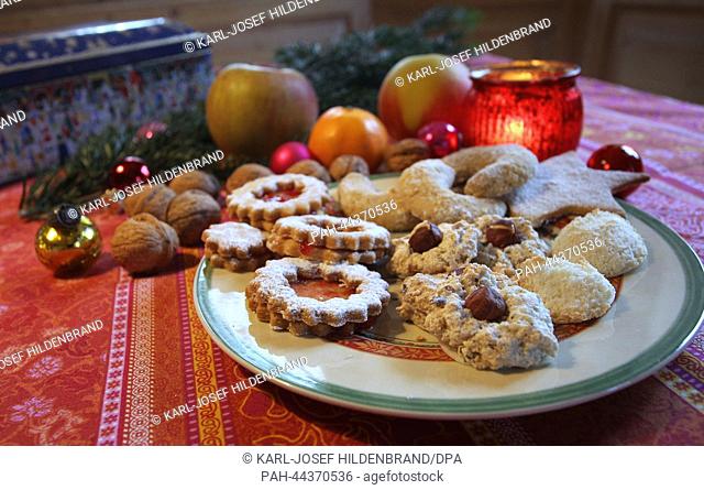 A plate with homemade Christmas cookies on a table in Kaufbeuren,  Germany, 26 November 2013. Photo: Karl-Josef Hildenbrand | usage worldwide