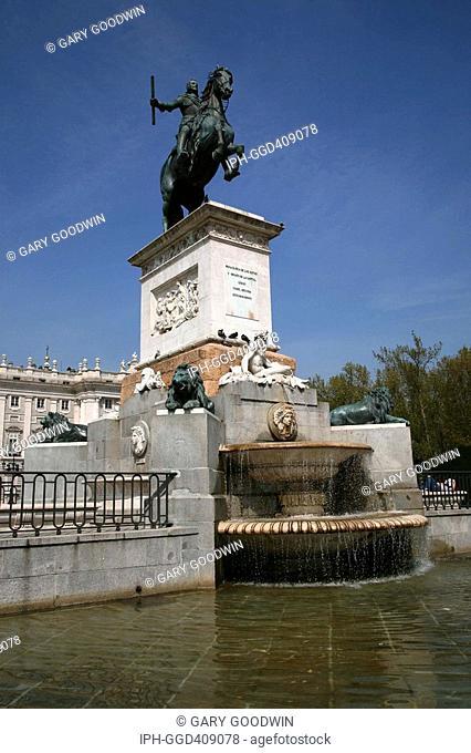 Madrid - Plaza de Oriente, Statue of Felipe IV in front of Palacio Real