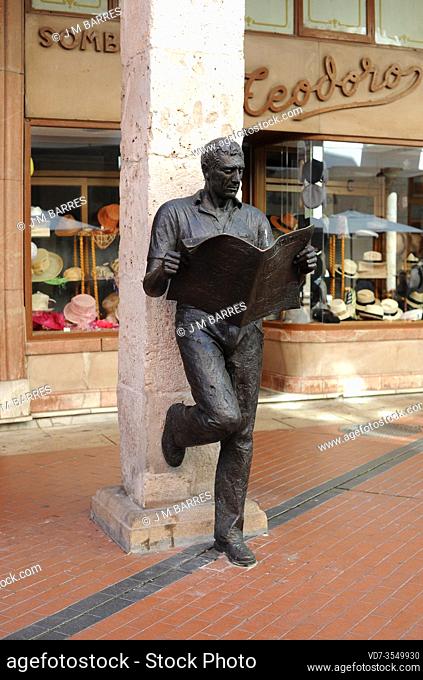 Burgos city, street sculpture (Lector de periodicos). Burgos province, Castilla y Leon, Spain