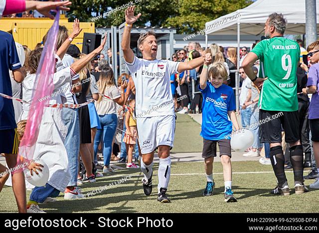 04 September 2022, Hamburg: Patrick Bach, actor, takes to the pitch at the ""Kicken mit Herz"" charity event. Under the motto ""Soccer Peace & Love - Flower...