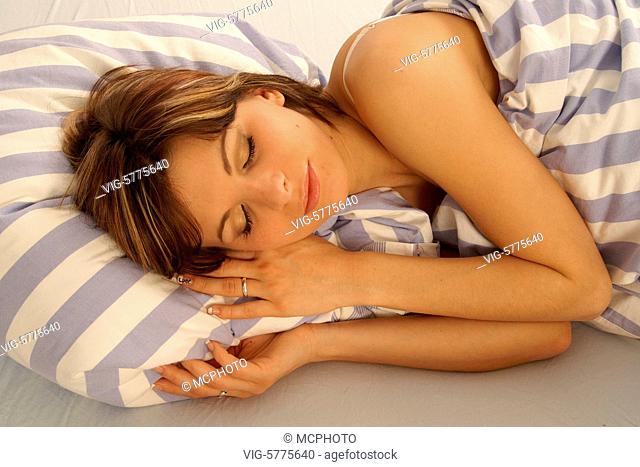 Eine junge Frau liegt schlafend im Bett, 2006 - Hamburg, Germany, 26/01/2006
