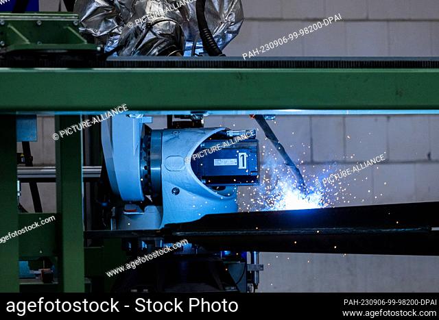 30 August 2023, North Rhine-Westphalia, Witten: A robot welds a frog of a switch at the plant for permanent way materials of Deutsche Bahn (DB Netze)