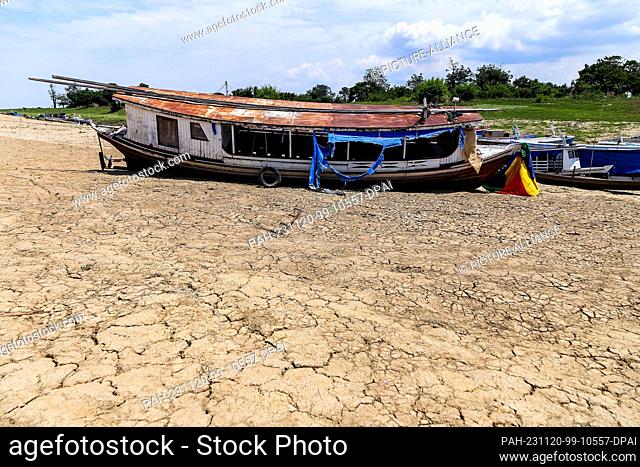 PRODUCTION - 08 November 2023, Brazil, Parintins: Boats stranded due to drought lie on the edge of the dried-up Laguna da Francesa