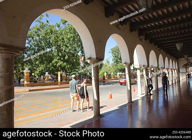 Framed view of the Parque Principal Francisco Canton Rosado at the city center, Valladolid, Yucatan Province, Mexico, Central America
