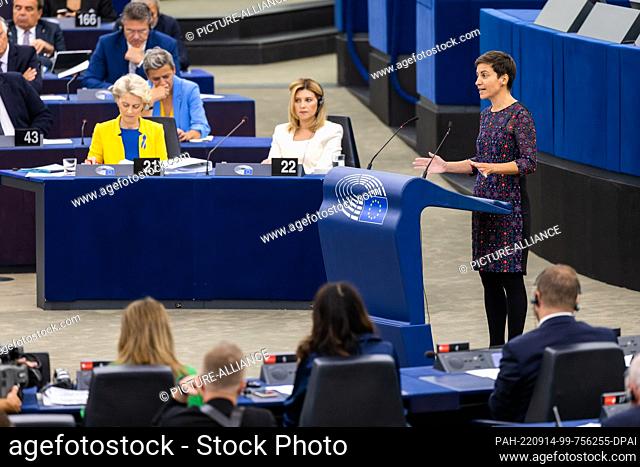 14 September 2022, France, Straßburg: Ska Keller (r, Bündnis 90/Die Grünen, Group of the Greens/European Free Alliance) stands in the European Parliament...