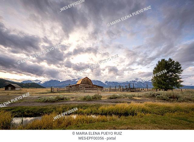 USA, Wyoming, Grand Teton National Park, Jackson Hole, John Moulton Barn in front of Teton Range