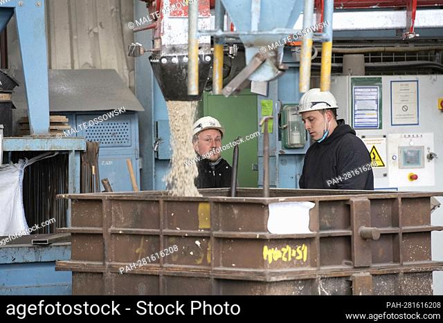 Workers prepare a casting mold with molding sand, blast furnace, steel melt, visit of Federal Chancellor Olaf Scholz at FWH Stahlguss GmbH
