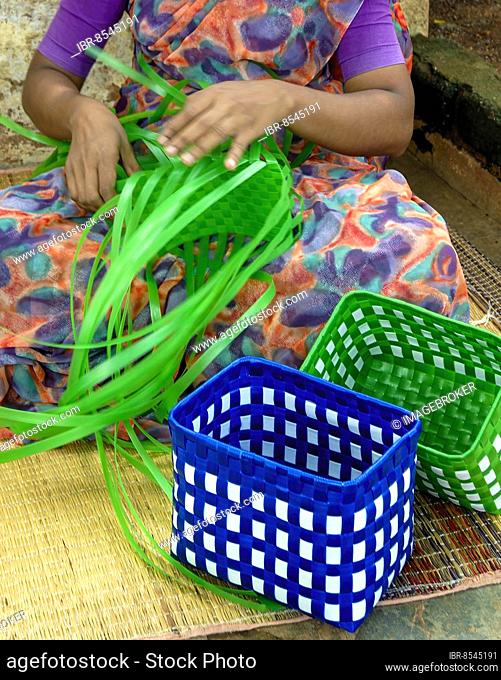 Woman weaving plastic strip basket in Chettinad, Tamil Nadu, South India, India, Asia. Handicraft Cottage Industry, Asia