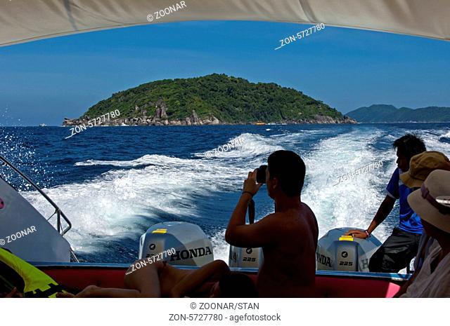Blick über die Heckwellen eines Motorboots auf die Similan Inseln, Nationalpark Mu Ko Similan, Thailand / View across the stern waves of a motorboat to the...