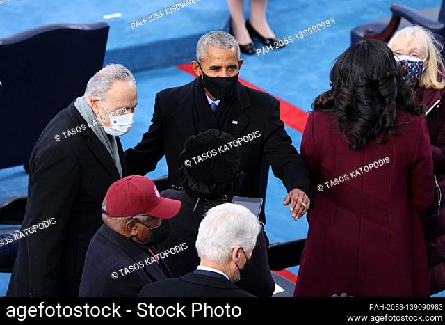 WASHINGTON, DC - JANUARY 20: Former U.S. President Barack Obama greets Senate Minority Leady Chuck Schumer (D-NY) as he arrives to the inauguration of U