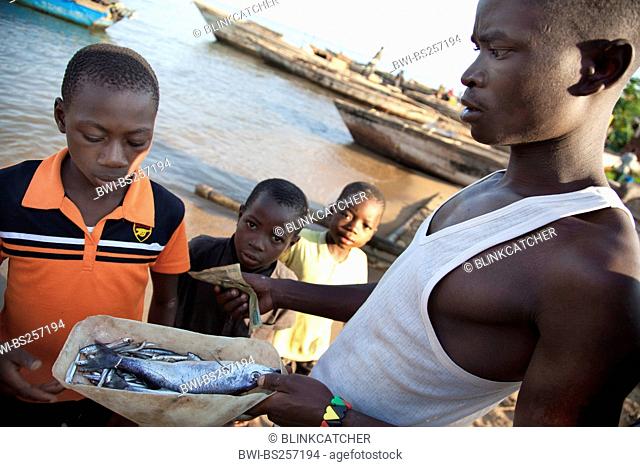 a dealer selling fresh fish, Burundi, Mvugo, Nyanza Lac