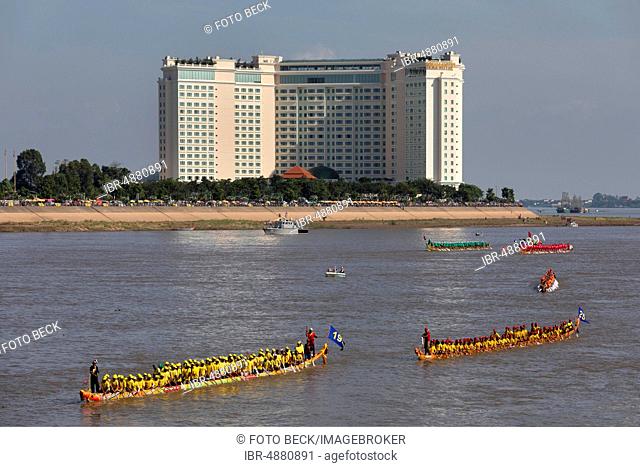 Dragon boats at Bon Om Touk Water Festival on Tonle Sap River, dragon boat race, rowing boats, Sokha Hotel, Phnom Penh, Cambodia
