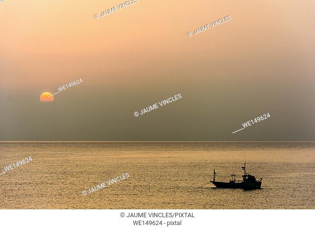 Dawn and the fishing boat retreat to the most important port on the coast of Barcelona, the port of Arenys de Mar